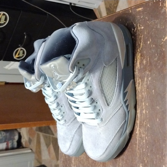 Lightly used Jordans 5 blue birds. Size 8 - Picture 2 of 5